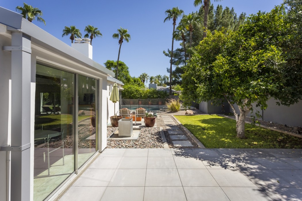 scottsdale modern architecture del barquero mccormick ranch backyard grass lawn