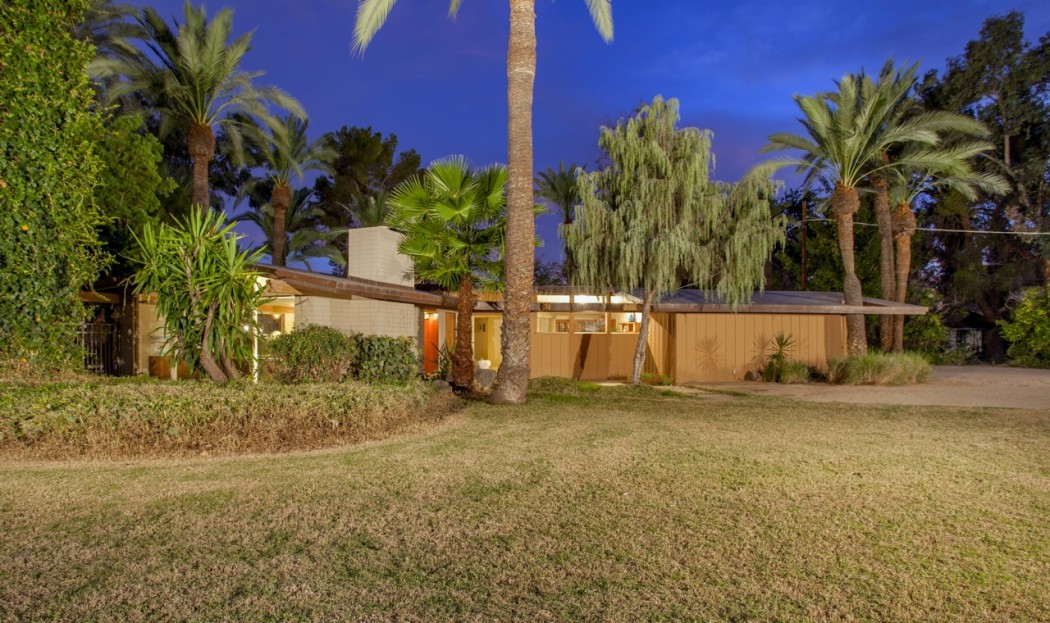The exterior and lawn of this 1955 Al Beadle-designed property in Phoenix, AZ. Photo by Hi-Res Media.