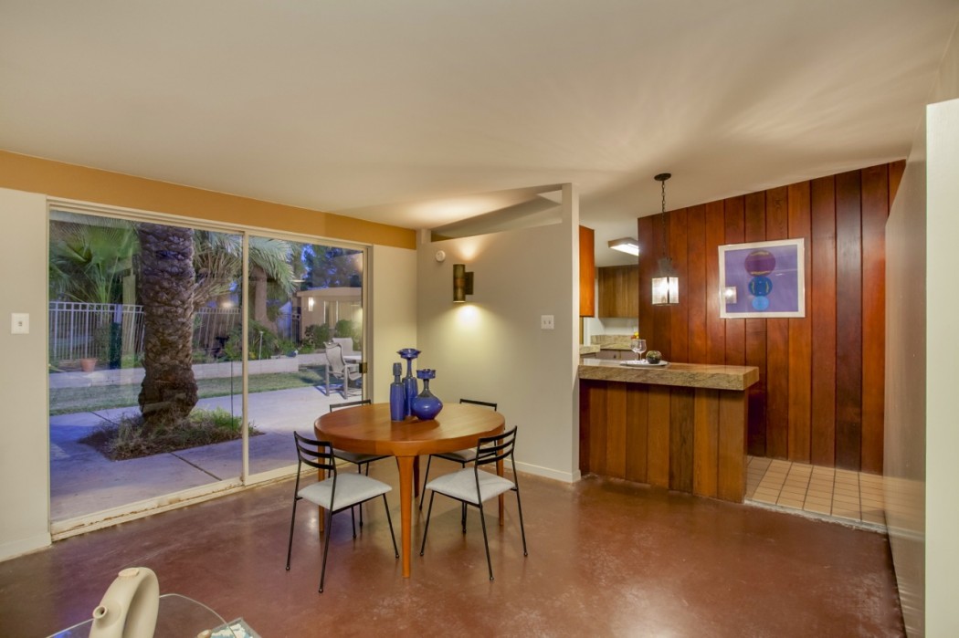 The adjacent patio and nearby kitchen flank the dining room of this 1955 Al Beadle-designed property in Phoenix, AZ. Photo by Hi-Res Media.