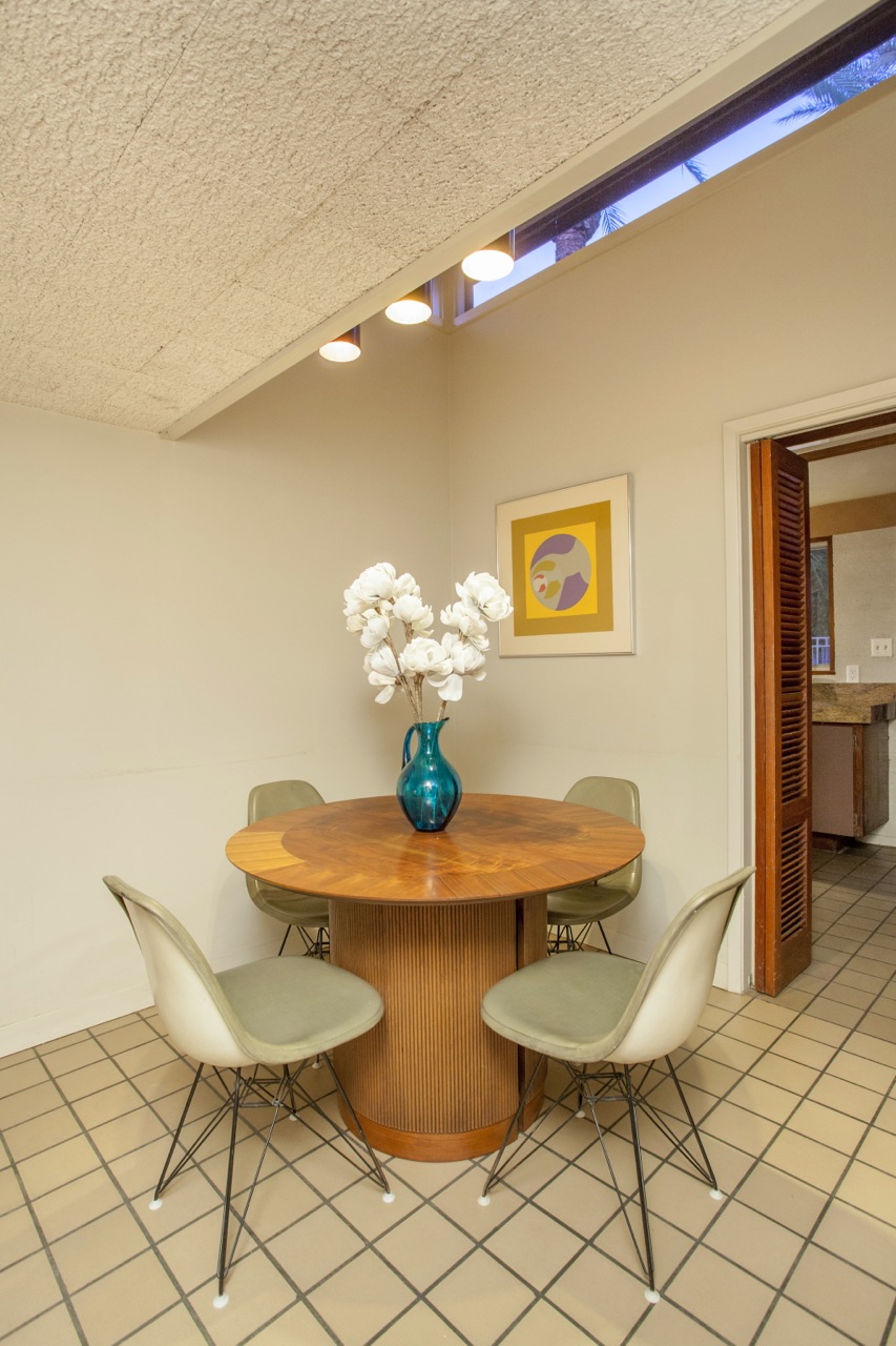 A seating area in this 1955 Al Beadle-designed property in Phoenix, AZ. Photo by Hi-Res Media.