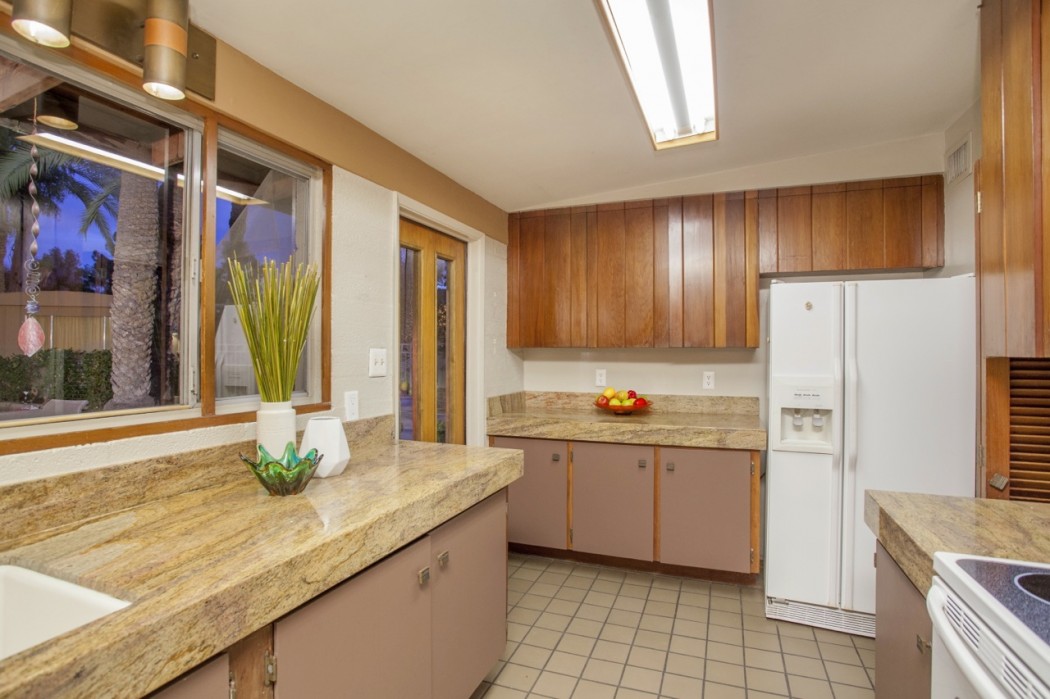 The original and intact cupboards are visible amongst the updates to this 1955 Al Beadle-designed property in Phoenix, AZ. Photo by Hi-Res Media.