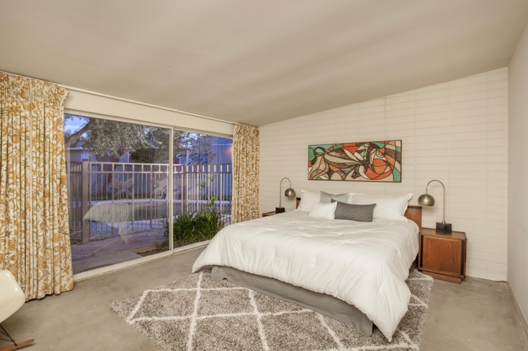 The open bedroom with the nearby patio of this 1955 Al Beadle-designed property in Phoenix, AZ. Photo by Hi-Res Media.