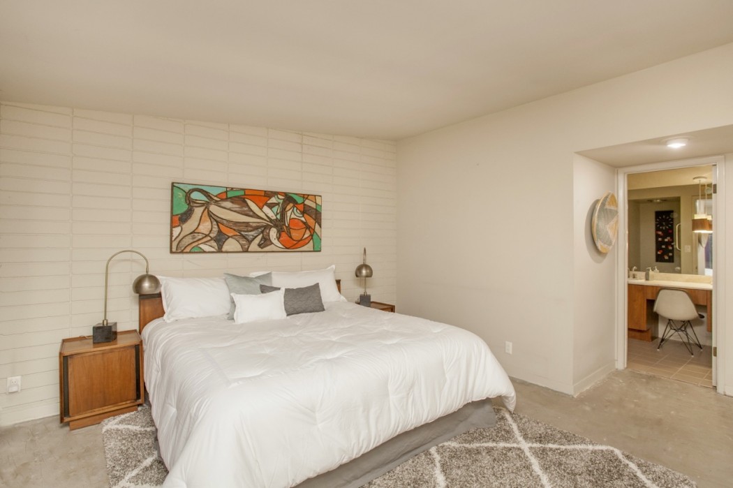 The open bedroom with the nearby patio of this 1955 Al Beadle-designed property in Phoenix, AZ. Photo by Hi-Res Media.