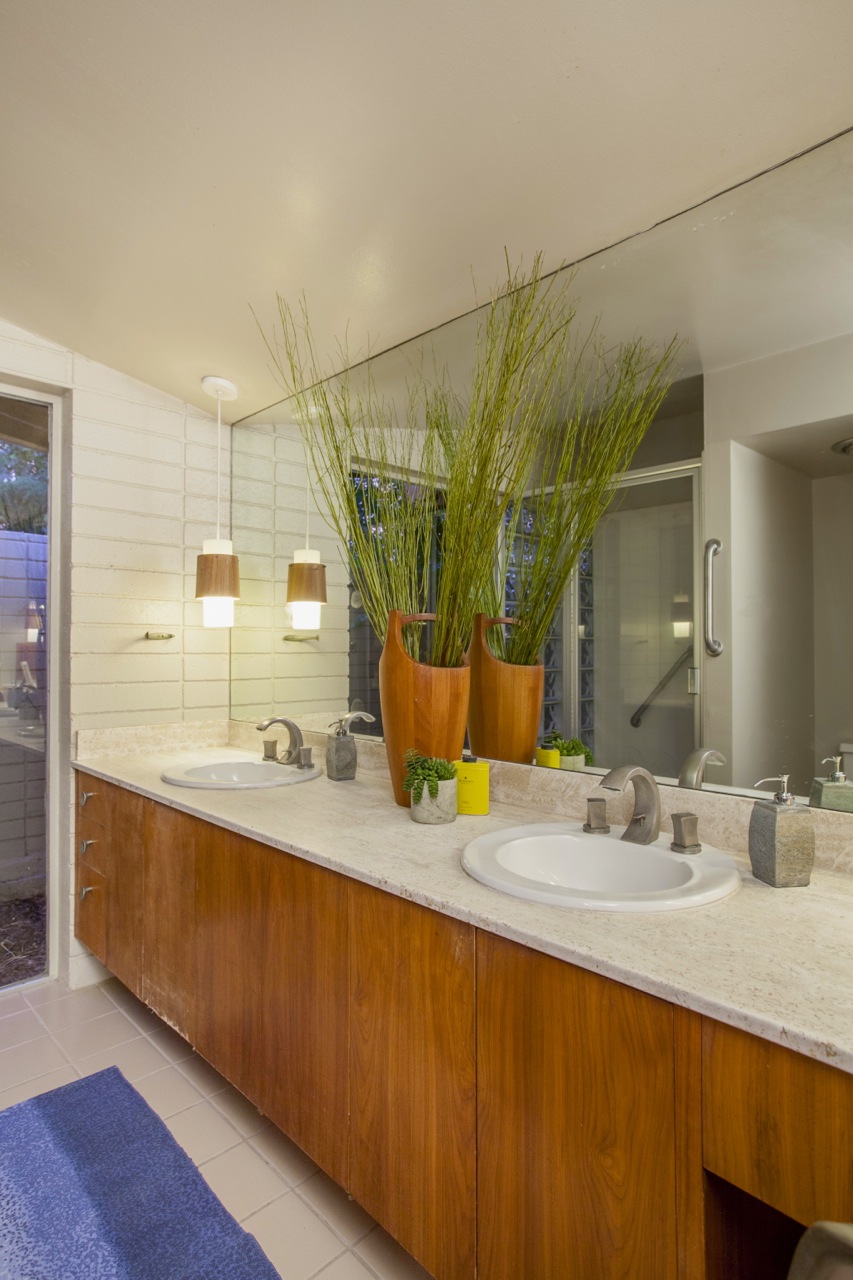 The attached bathroom next to the bedroom of this 1955 Al Beadle-designed property in Phoenix, AZ. Photo by Hi-Res Media.