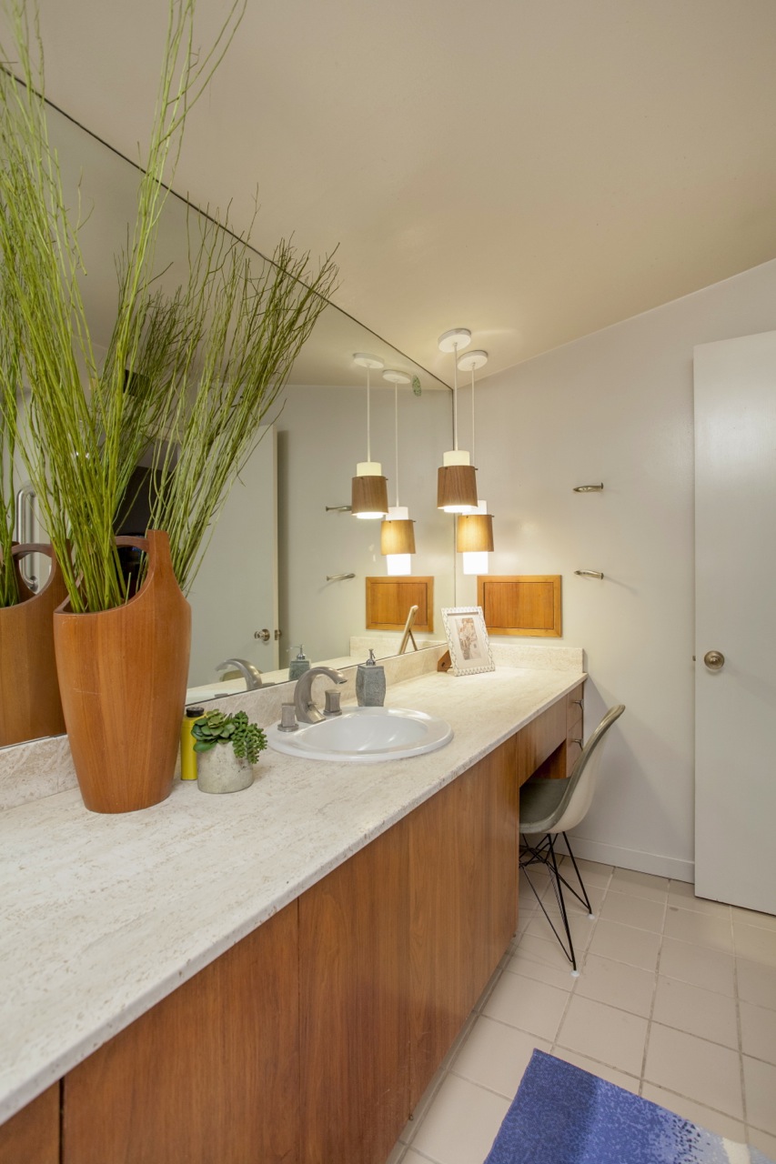The attached bathroom next to the bedroom of this 1955 Al Beadle-designed property in Phoenix, AZ. Photo by Hi-Res Media.
