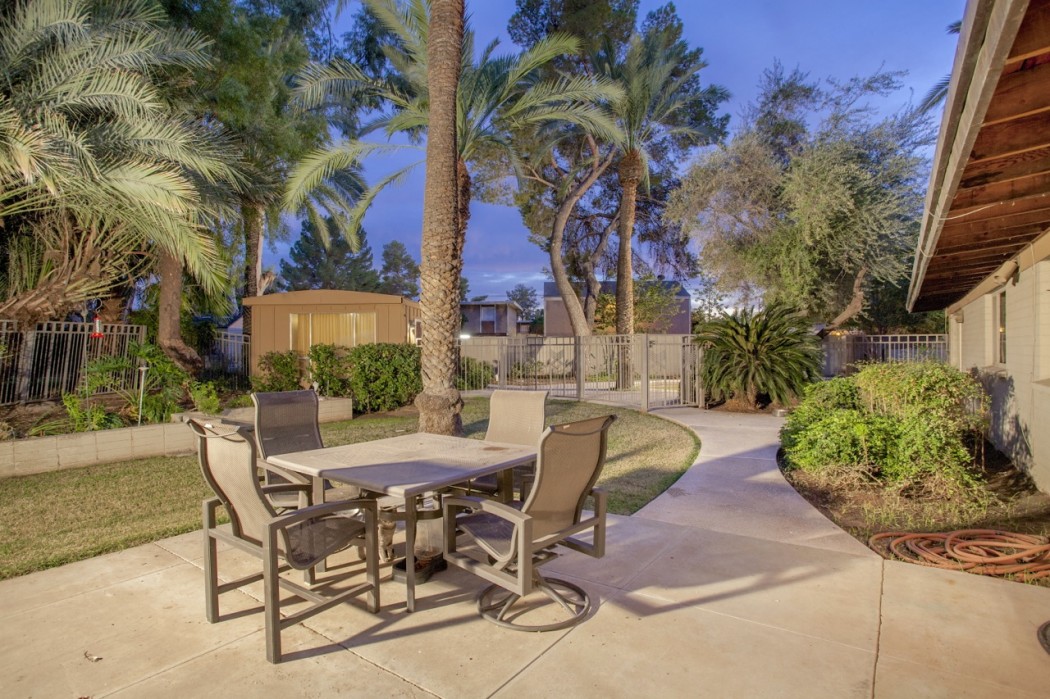 The nearby outdoor deck space of this 1955 Al Beadle-designed property in Phoenix, AZ. Photo by Hi-Res Media.