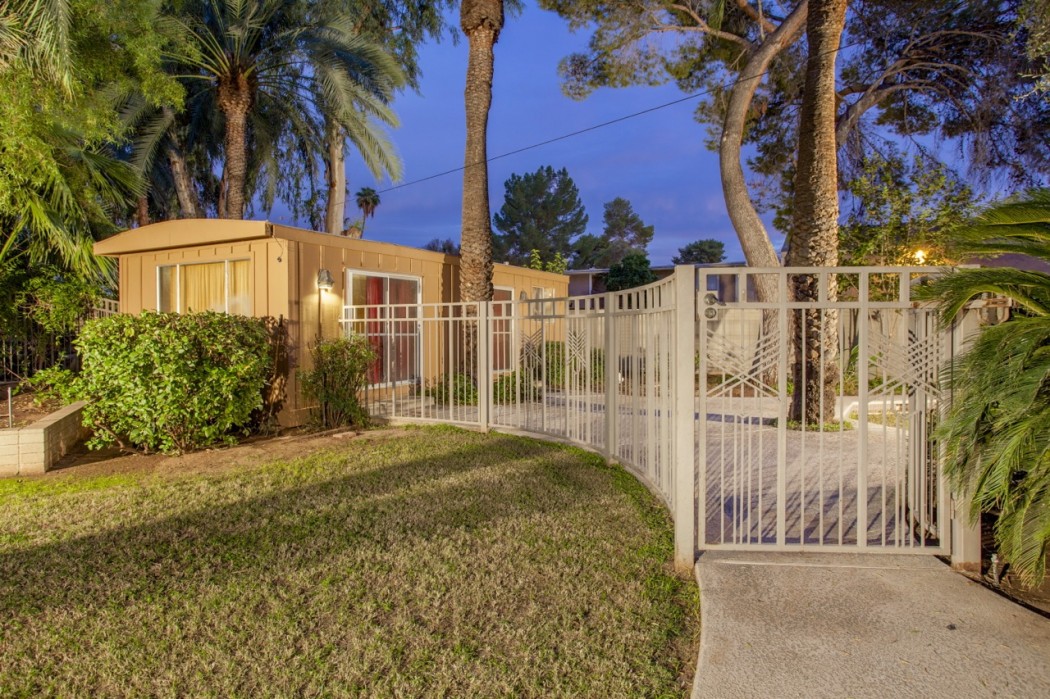 The nearby outdoor deck space of this 1955 Al Beadle-designed property in Phoenix, AZ. Photo by Hi-Res Media.