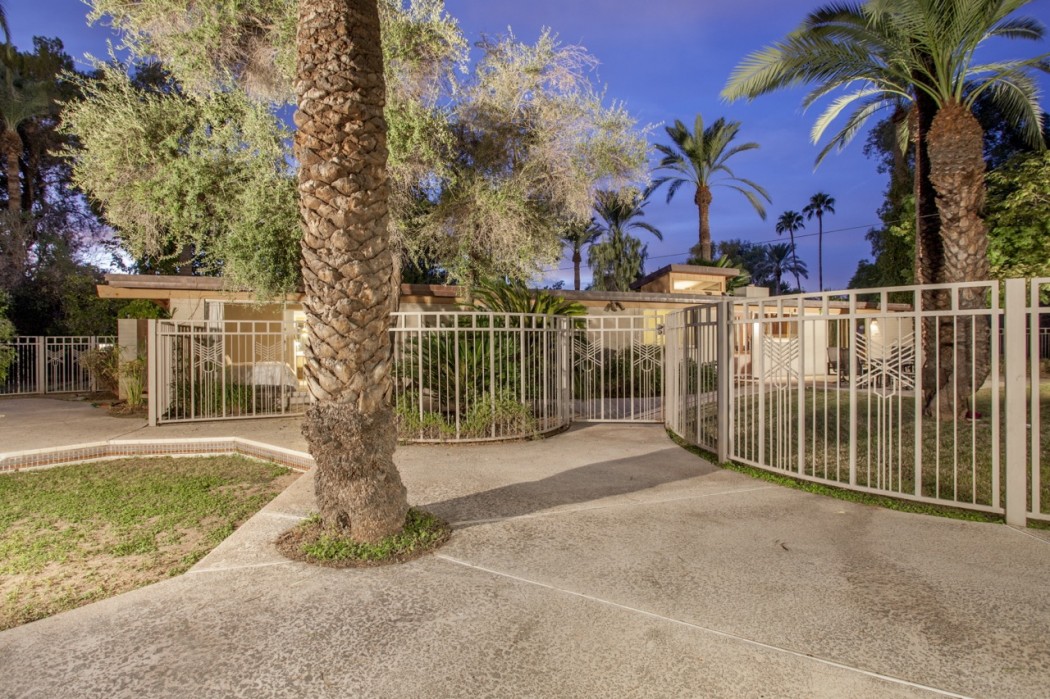 The nearby outdoor deck space of this 1955 Al Beadle-designed property in Phoenix, AZ. Photo by Hi-Res Media.