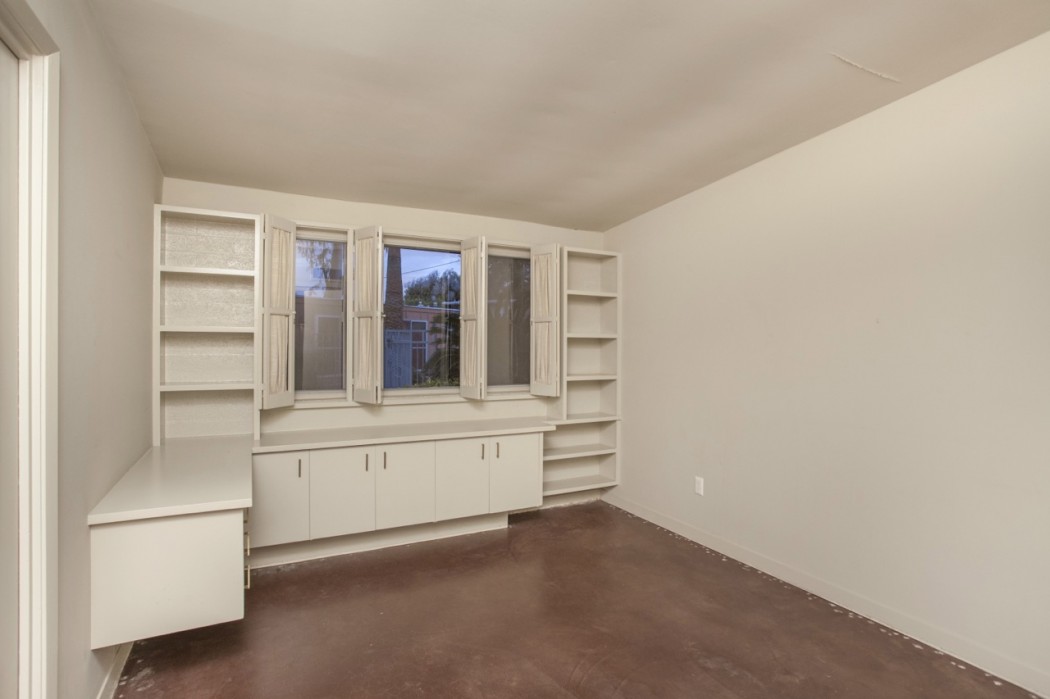 One of several attached desks attached to wall in a bedroom of this 1955 Al Beadle-designed property in Phoenix, AZ. Photo by Hi-Res Media.
