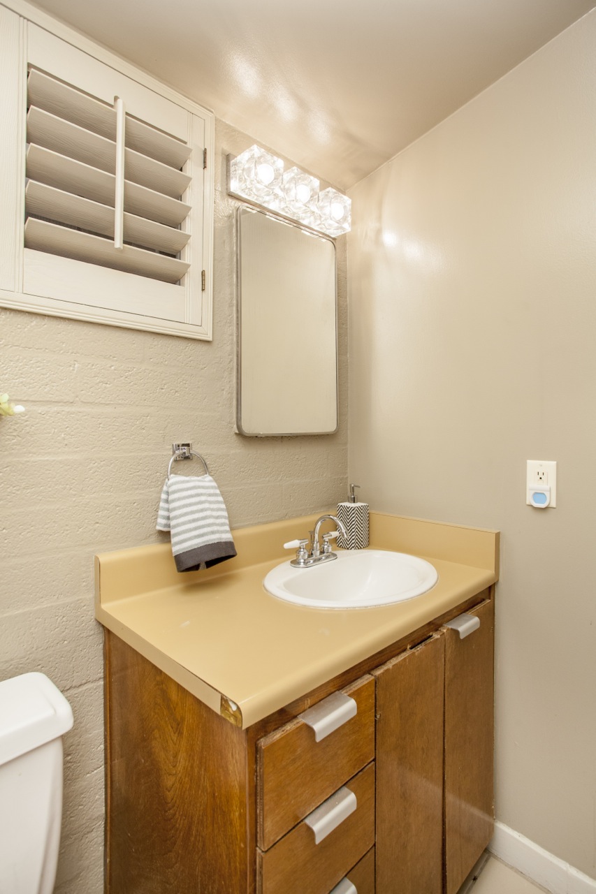 One of several intact bathrooms of this 1955 Al Beadle-designed property in Phoenix, AZ. Photo by Hi-Res Media.