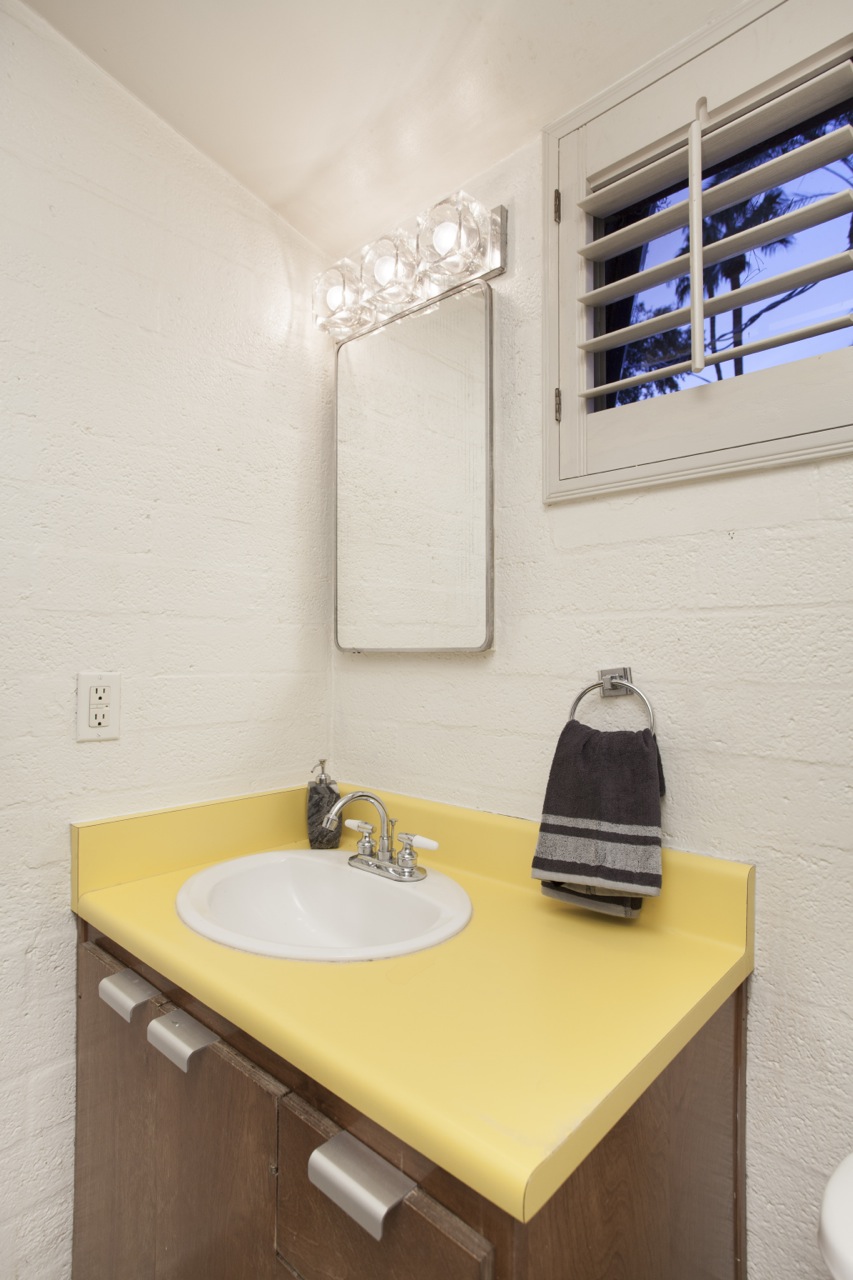 One of several intact bathrooms of this 1955 Al Beadle-designed property in Phoenix, AZ. Photo by Hi-Res Media.